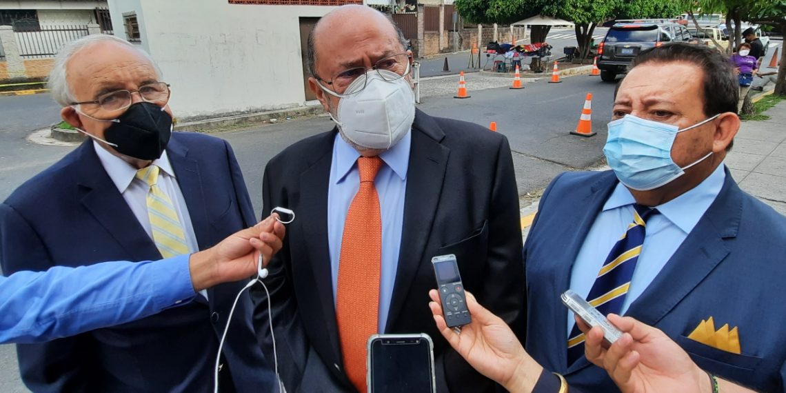 Antonio Salaverría presenta denuncia contra abogados de Davivienda por retrasar pago de $ 49.3 millones antonio-salaverria-presenta-denuncia-contra-abogados-de-davivienda-por-retrasar-pago-de-493-millones